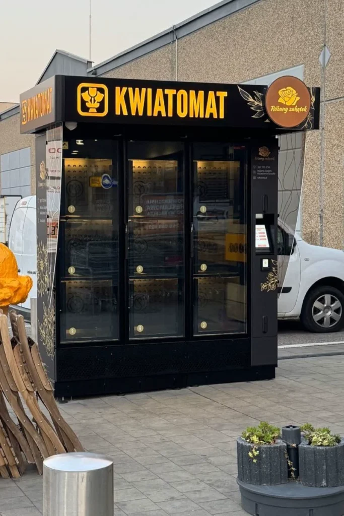 Kwiatomaty kwiaciarni Kwiatowy Zakątek z Suwałk, które okazły się znakomitym wsparciem sprzedaży bukietów i zyskały popularność wśród lokalnej społeczności.