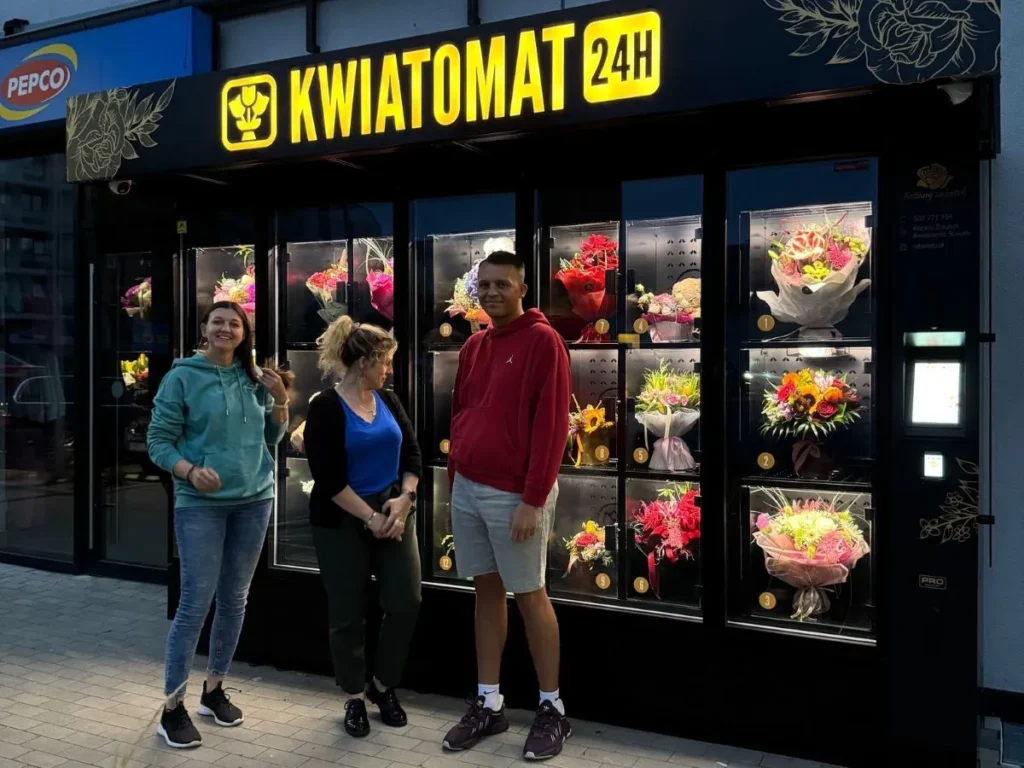 Kwiatomaty kwiaciarni Kwiatowy Zakątek z Suwałk, które okazły się znakomitym wsparciem sprzedaży bukietów i zyskały popularność wśród lokalnej społeczności