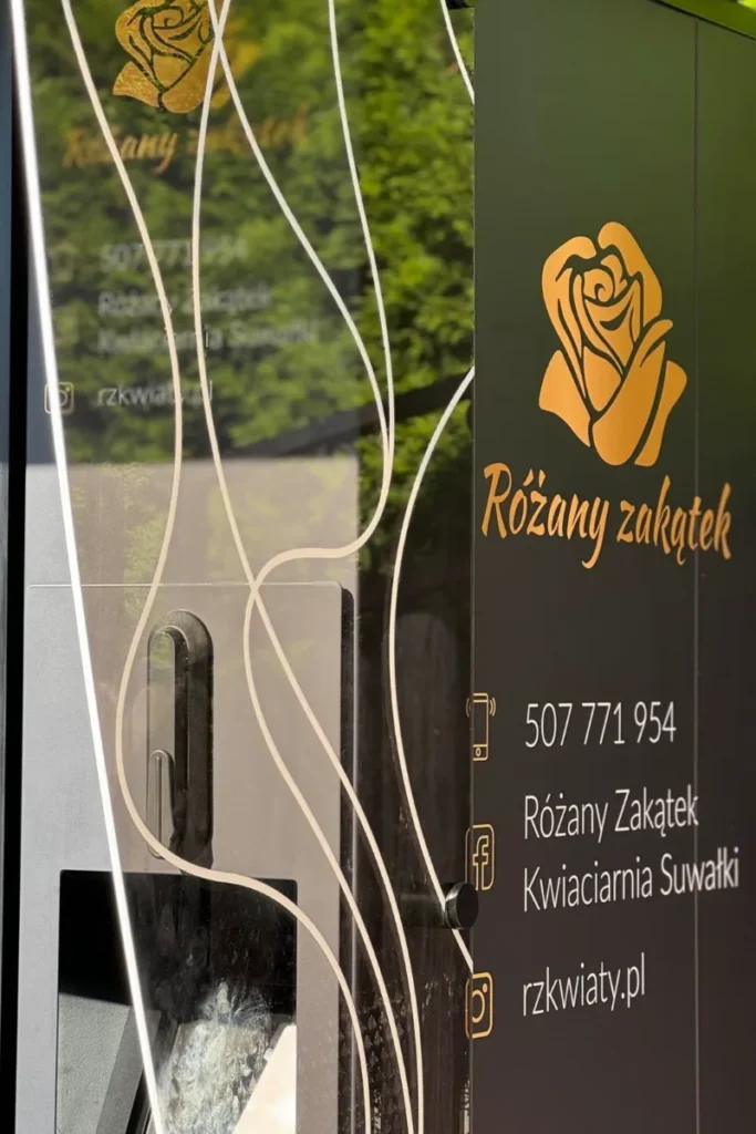 Kwiatomaty to również billboard reklamowy — elegancka, podświetlana konstrukcja, która przypomina przechodniom o lokalnej kwiaciarni i buduje jej rozpoznawalność. 