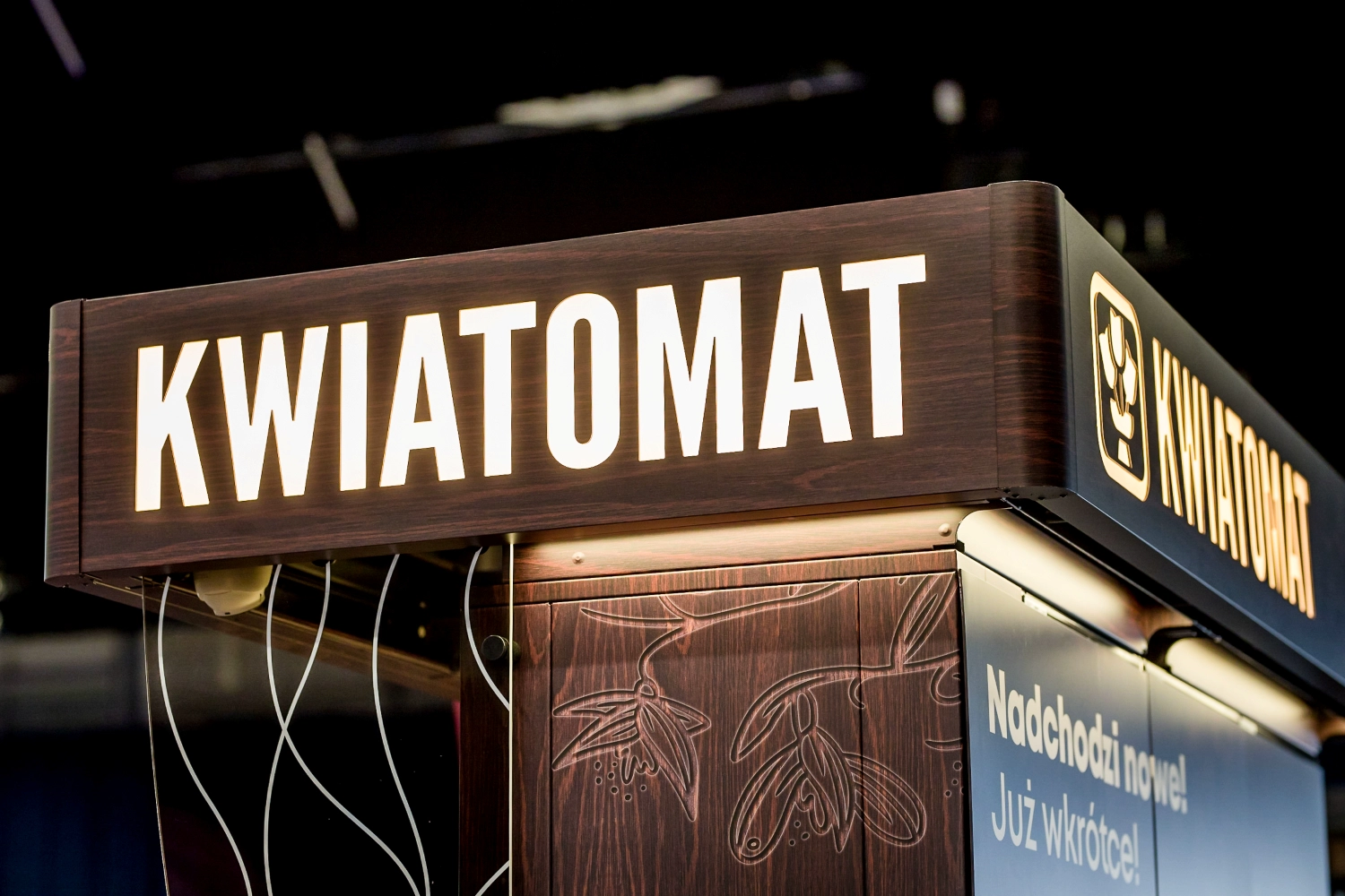 Kwiatomat – nowoczesny automat do sprzedaży bukietów kwiatów 24/7