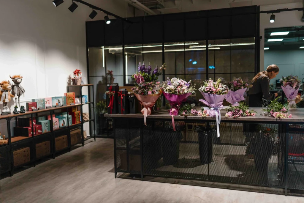 Flowey flower studio Pinki Latvia florist workspace bouquet preparation