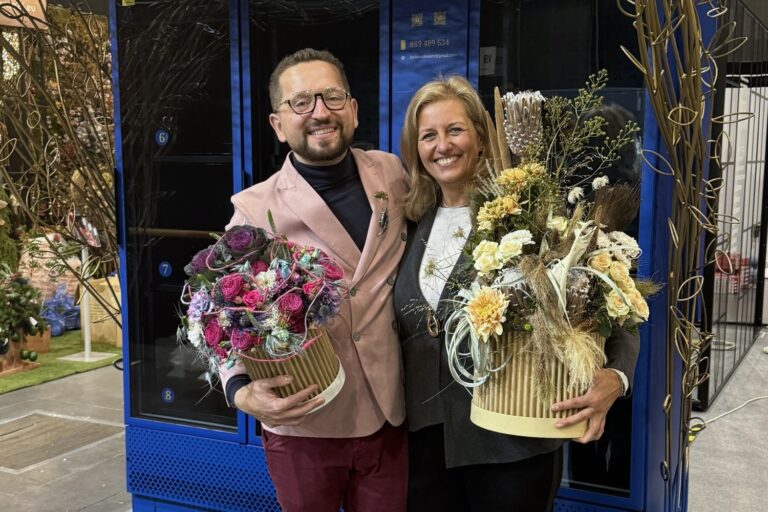 Florysta i florystka prezentują bukiety przygotowane do sprzedaży w Kwiatomacie