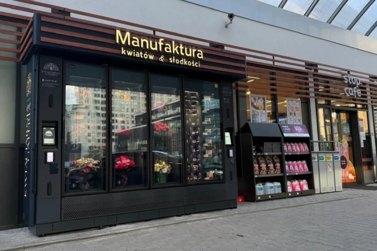 Nowoczesny Kwiatomat z dodatkowymi produktami i słodkościami przy punkcie convenience, umożliwiający zakup bukietów i upominków przez całą dobę.