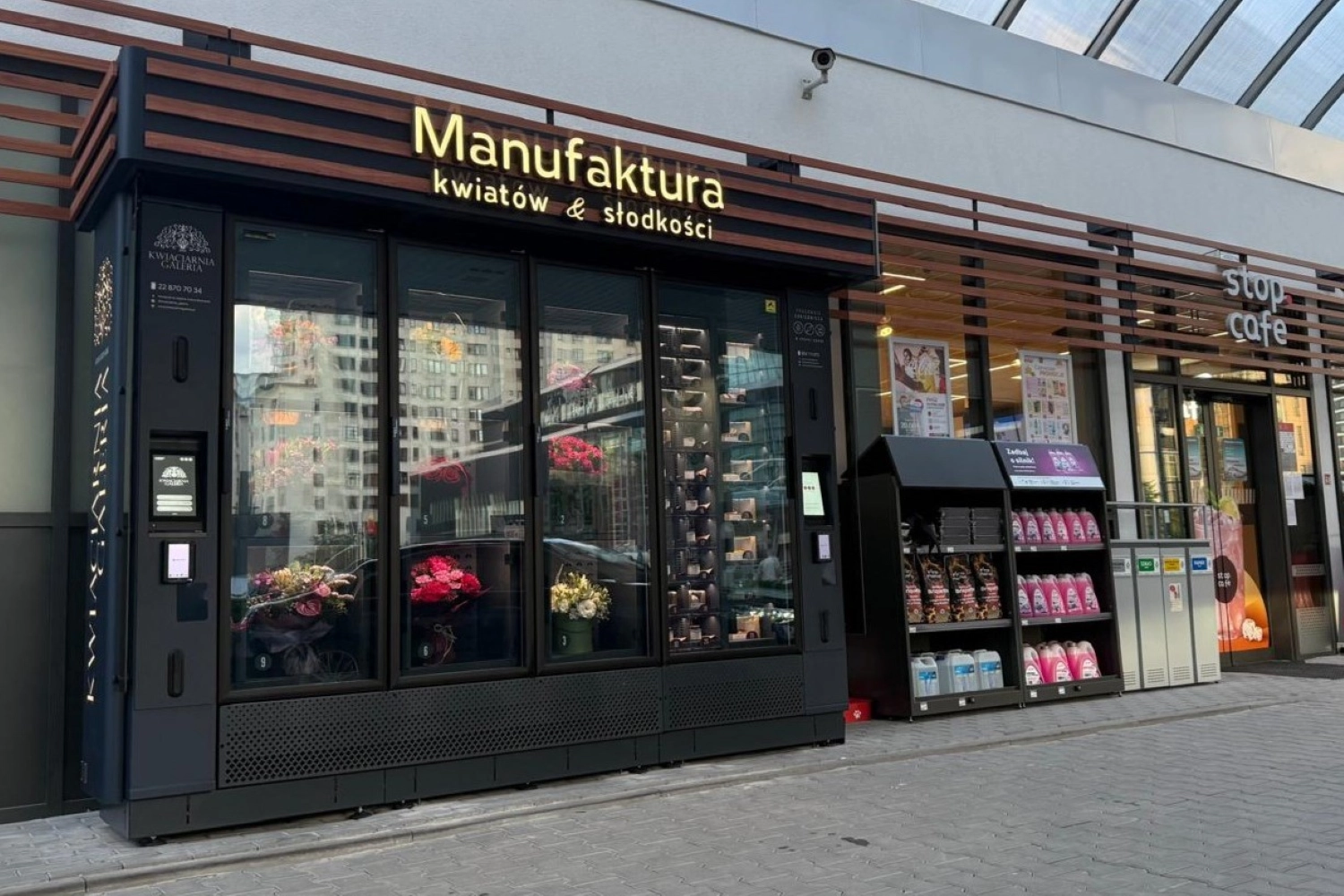 Nowoczesny Kwiatomat z dodatkowymi produktami i słodkościami przy punkcie convenience, umożliwiający zakup bukietów i upominków przez całą dobę.