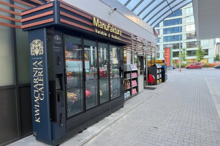 Nowoczesny Kwiatomat ustawiony przy stacji ORLEN w Warszawie. Pilotaż współpracy otwiera nowe możliwości lokalizacji automatów kwiatowych dla lokalnych kwiaciarni.